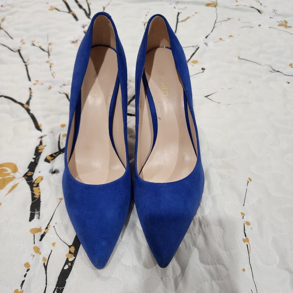 Pointed toe pumps